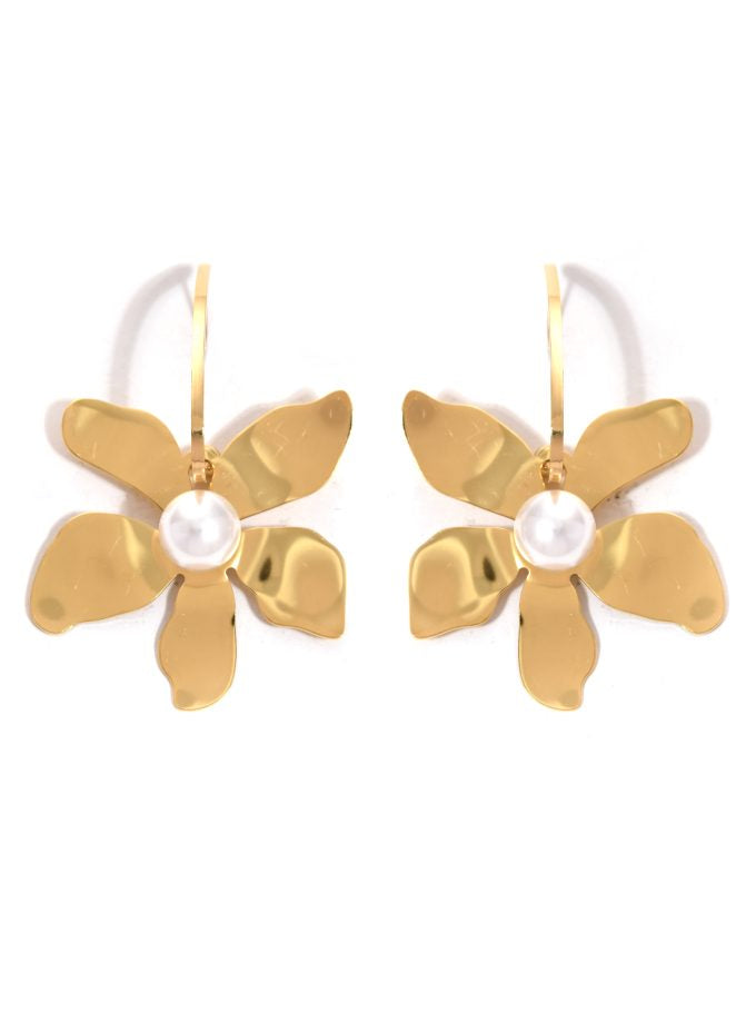 Orecchini con fiore pendente con perle al centro