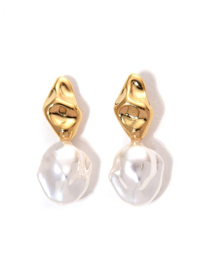 Orecchini dorati e con perle design sofisticato