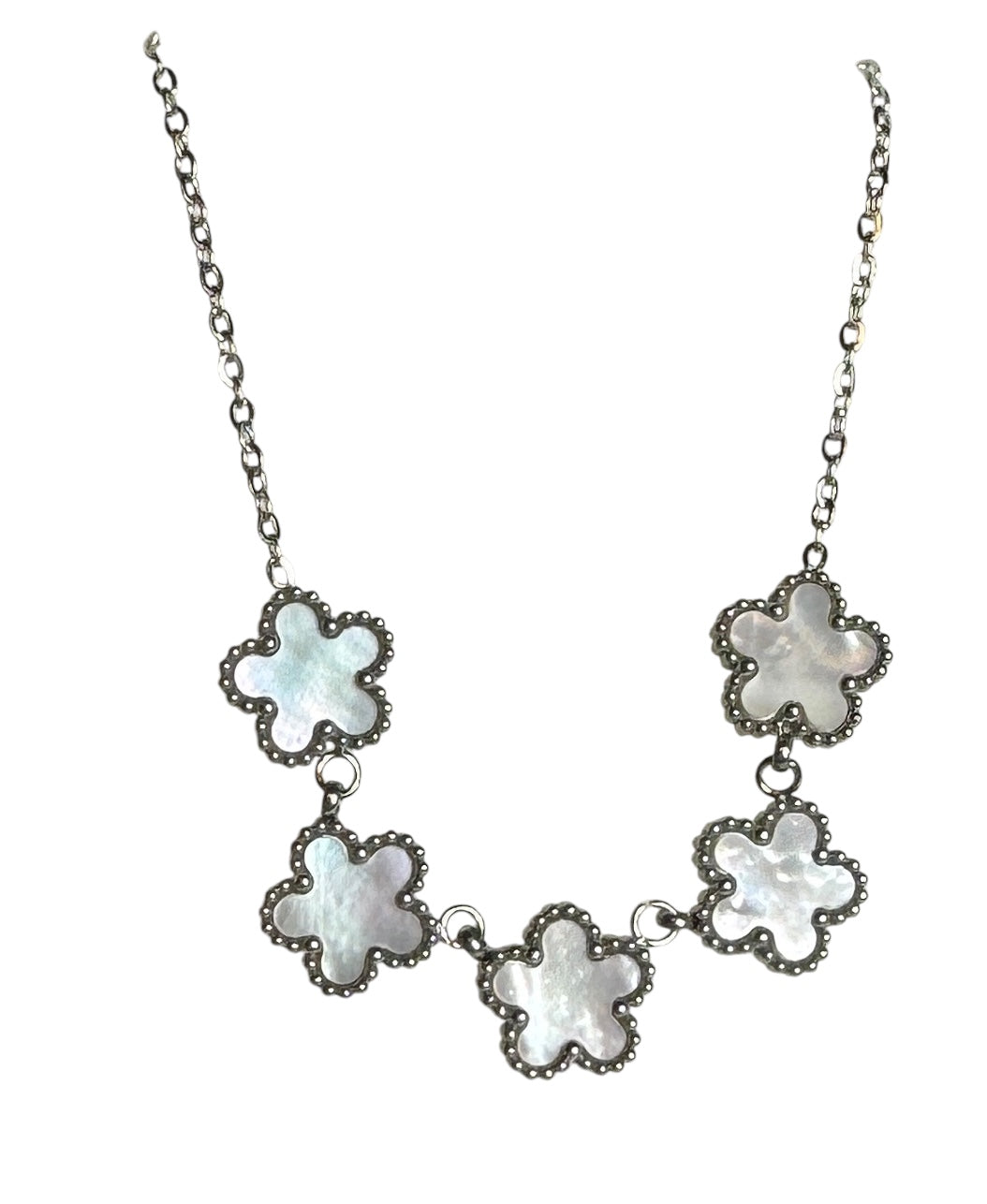 Collana cinque pendenti forma fiore bianco